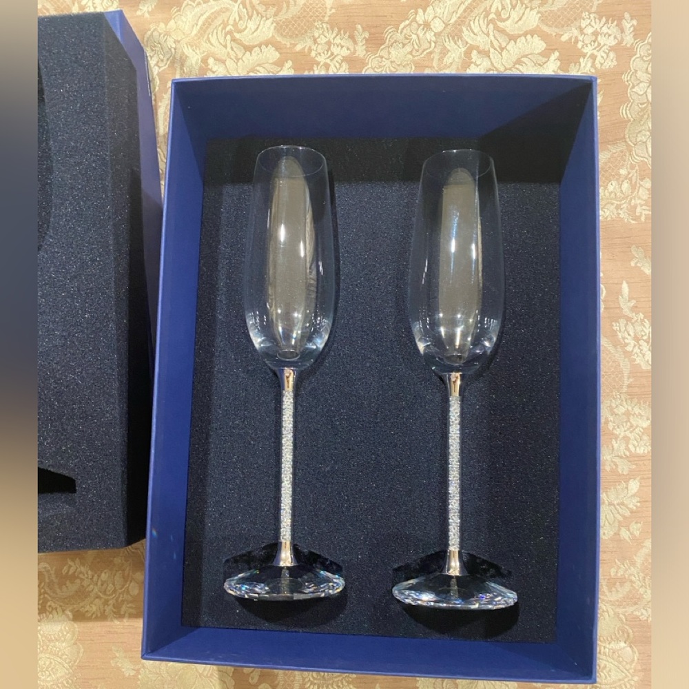 Swarovski Crystalline Toasting Flutes New with original box!
🥂🍾
